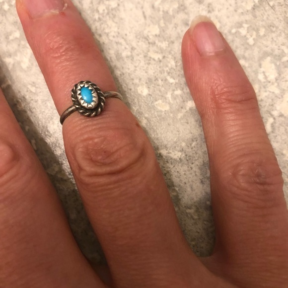 Petite Vintage turquoise and sterling ring - Picture 2 of 6